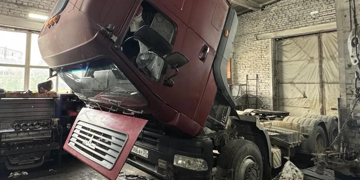 Грузовик МАЗ в ремзоне Грузового центра Советский в Вологде