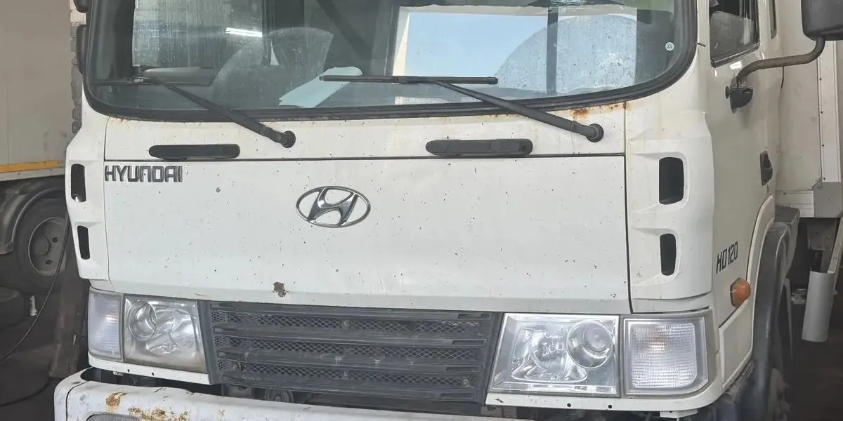 Грузовик Hyundai HD120 на ремонте тормозной системы в Грузовом центре 